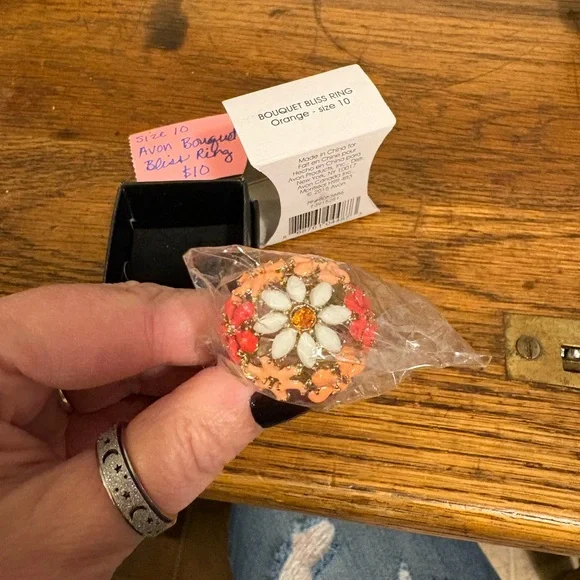 Avon Floral Elegance Ring with Vibrant Colors - Picture 3 of 6